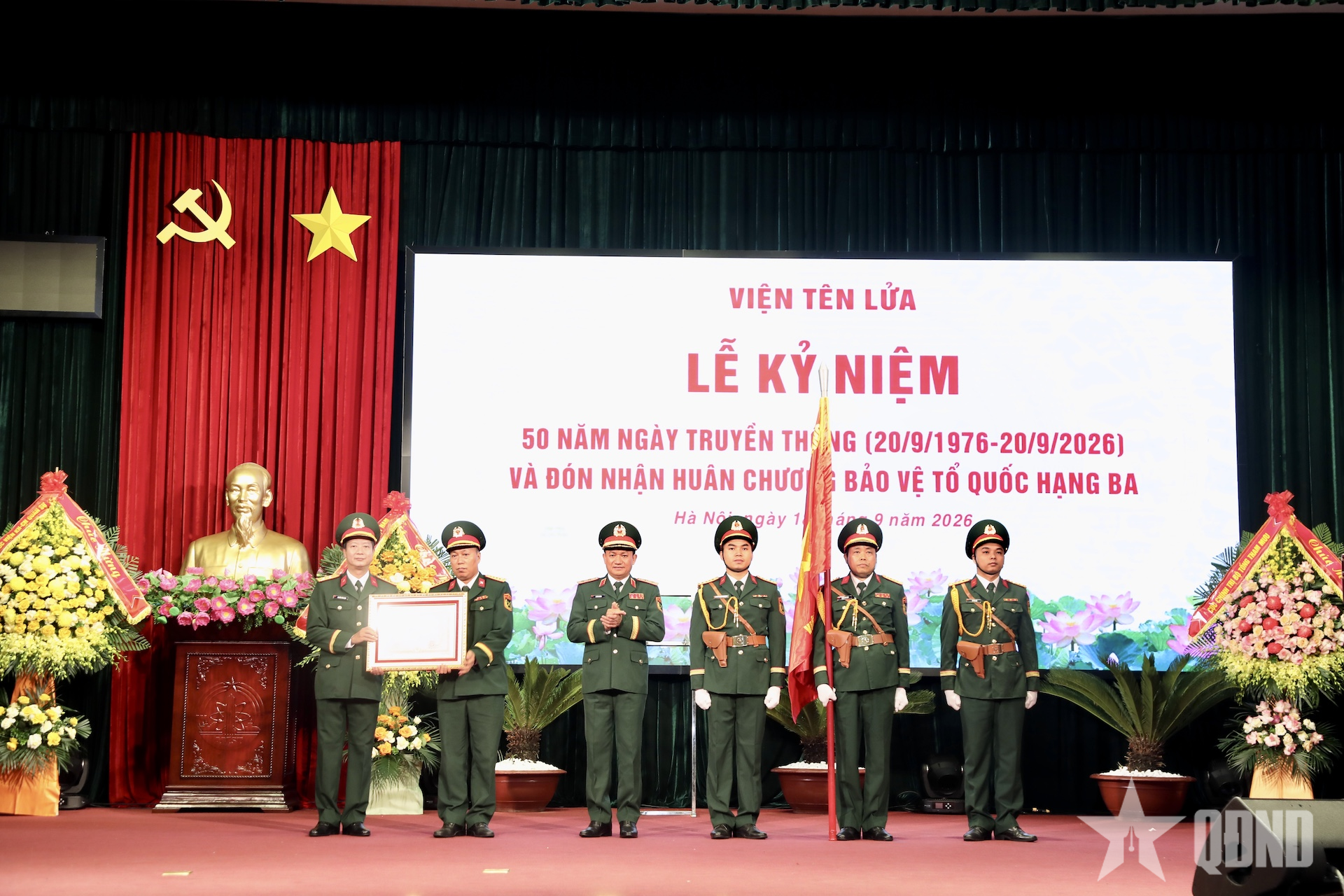 Trung tướng Lê Văn Hướng dự Lễ đón nhận Huân chương Bảo vệ Tổ quốc hạng Ba của Viện Tên lửa
